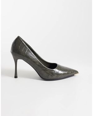 SEQWL Zapatos De Salón Con Tacón Y Detalle Dorado En Estampado De Cocodrilo Verde Oliva