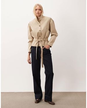 Miss Selfridge Cropped-trenchcoat mit stehkragen und taillierter taille - Blau