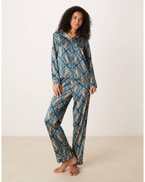 Chelsea Peers – pyjama aus satin mit tanzendem tigermuster mit langärmligem oberteil mit reverskragen - Blau