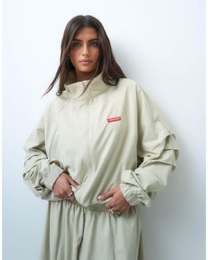 Collusion Voluminöse plissierte nylon-trainingsjacke - Grau