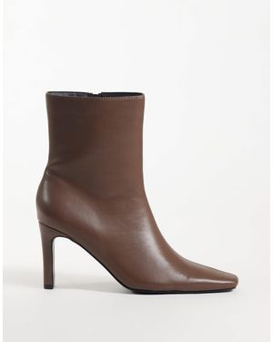 Public Desire Bottines à talon montantes à bout carré en - Marron