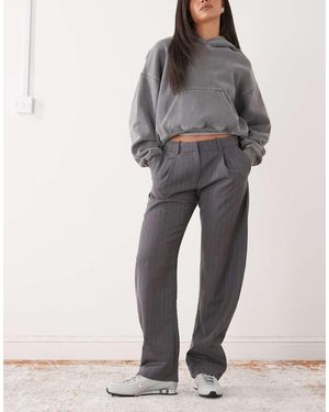 Monki Pantalones De Sastre Gris Carbón De Pernera Barrel Con Raya Diplomática De