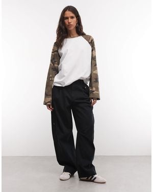 Collusion Haut boxy à manches longues raglan à imprimé camouflage - Blanc