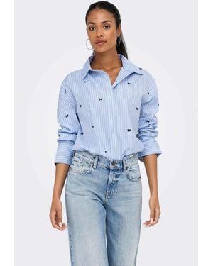 ONLY Oregon gestreiftes oversize-hemd mit hemdkragen, langen ärmeln und er stickerei - Blau