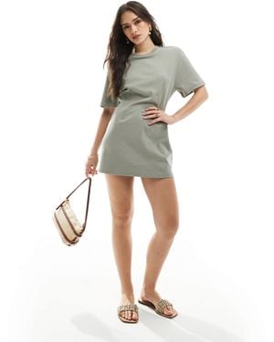 Monki – tailliertes t-shirt-kleid - Grün