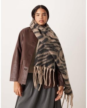 ASOS – flauschiger schal aus webstoff mit zebramuster - Braun