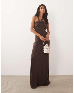 Six Stories Maxi Jurk Met Stretch En Halternek - Bruin