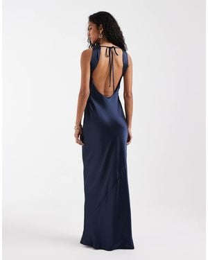 Pretty Lavish – everlee – maxikleid aus satin - Blau