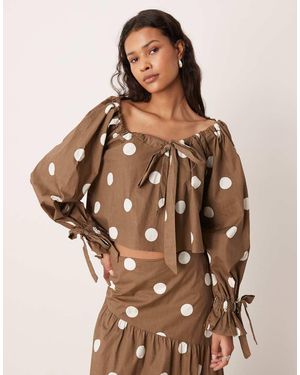 Glamorous Blusa Marrón Holgada Con Cuello Redondo, Estampado De Lunares Y Lazadas De (Parte De Un Conjunto)