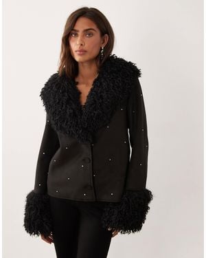 Miss Selfridge Jacke mit verzierungen aus kunstpelz - Schwarz