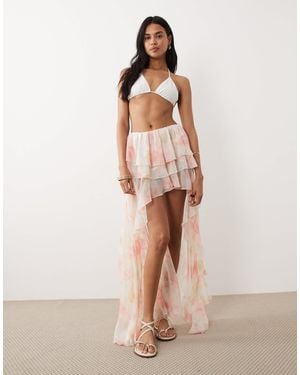 Miss Selfridge – maxi-strandrock aus chiffon mit rüschen, blumenmuster und nach hinten abfallendem saum - Natur