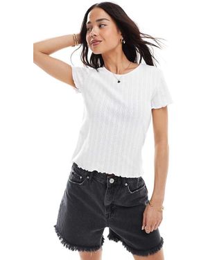 ONLY Camiseta Blanca Con Diseño Encogido Y Bordes Ondulados De Punto Pointelle De - Blanco