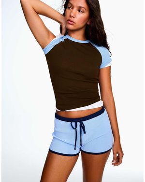 Bershka – tailliertes t-shirt - Schwarz