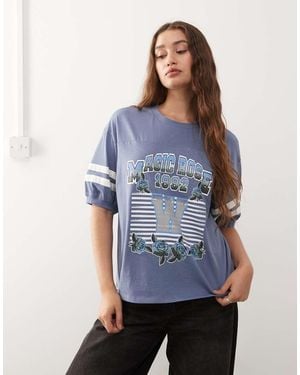 Monki Camiseta Azul Lavado Extragrande De Manga Corta Con Estampado Universitario De