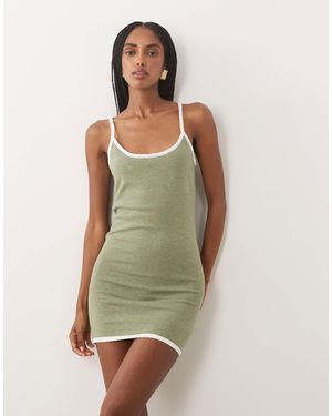 SNDY'S Strick-minikleid mit baumwollanteil, kontrastbesatz und u-ausschnitt - Grün
