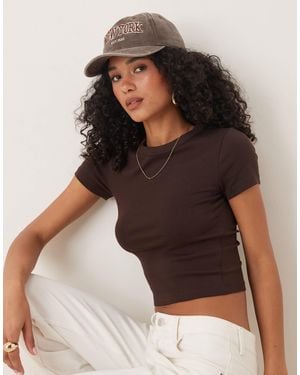 Gina Tricot Top ajusté à manches courtes - foncé - Multicolore