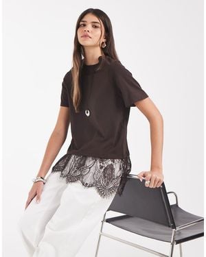 Vero Moda Camiseta Con Detalle De Encaje Asimétrico En Marrón Chocolate