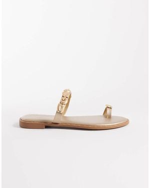 Glamorous Flat Sandals With Shells - White