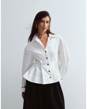 ARRANGE Camisa Estructurada Con Cuello, Sobrefalda Y Botones En Contraste En - Blanco