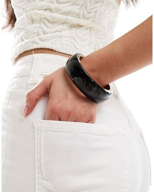 ASOS Bracelet jonc à détail marbré - Gris