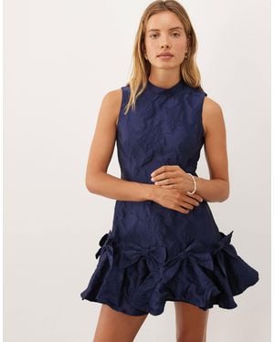 Sister Jane Exklusive jacquard-minikleid ohne ärmel mit taillierter taille und schleifensaum - Blau