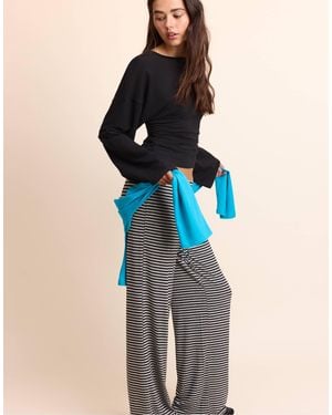Stradivarius Gestreifte jogger mit schmaler taille - Blau