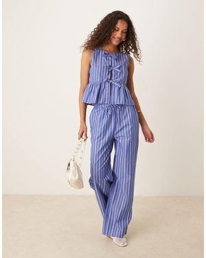 Gina Tricot Pantalon décontracté d'ensemble à rayures en popeline - Bleu