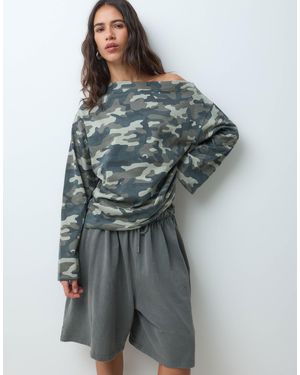 ASOS Schulterfreies oberteil mit camouflage-muster - Grau