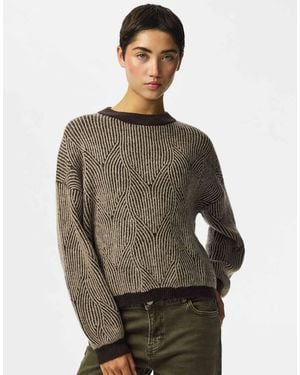 Pieces Jenna gerippter strickpullover mit rundhalsausschnitt und überschnittenen schultern - Braun