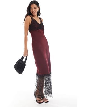 4th & Reckless Robe longue en satin à col v avec ourlet et bordures en dentelle - bordeaux - Rouge
