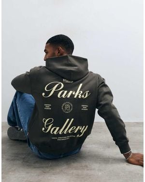 Only & Sons Sudadera Con Capucha De Corte Holgado Con Estampado Trasero De Galería En Verde Grisáceo