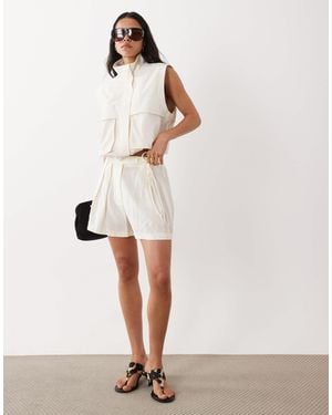 ASOS Kurze, taillierte hose mit bindedetail - Weiß