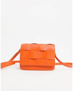 Stradivarius Bandolera trenzada en naranja