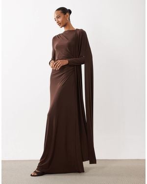 DASKA Figurbetontes maxikleid mit one-shoulder-träger und cape - Braun