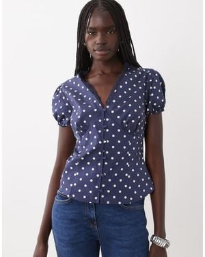Miss Selfridge Camisa Entallada Con Cuello De Pico Y Detalle De Encaje De Lunares-Azul
