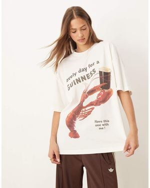 ASOS Oversized T-Shirt Met Gelicentieerde Guinness- En Kreeftprint - Naturel