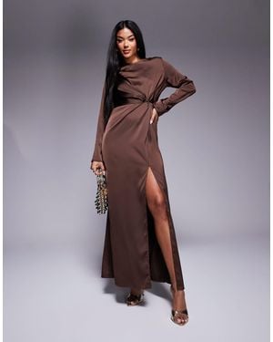 In The Style X hannah brown - robe longue en satin avec détail torsadé - chocolat - Marron