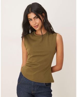 ASOS T-shirt asymétrique avec épaules marquées et détails à la taille - olive - Vert