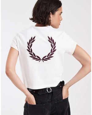 Fred Perry Camiseta Blanca Con Gráfico En La Espalda De La Corona De Laurel - Blanco