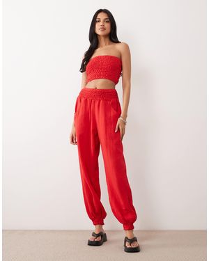 ASOS – gesmokte jogginghose aus musselinstoff - Rot