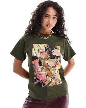 ASOS T-Shirt Mini Kaki Con Grafica Con Bicchieri Di Vino - Verde