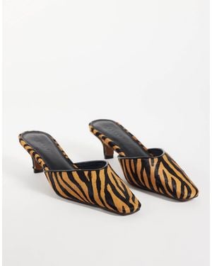 ASOS Mules mit spitzer zehenpartie, absatz und haaroptik auf echtem leder - Mehrfarbig