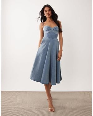TFNC London – midi-trägerkleid aus stretch-denim - Blau
