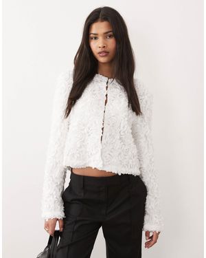 Vila Top en jacquard fleuri avec fermoir à l'avant - Blanc