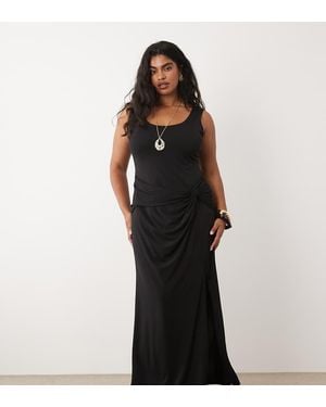 Tfnc Plus Maxi Jurk Van Gladde Stof Met Lage Ronde Hals En Geknoopt Detail Met Split - Zwart