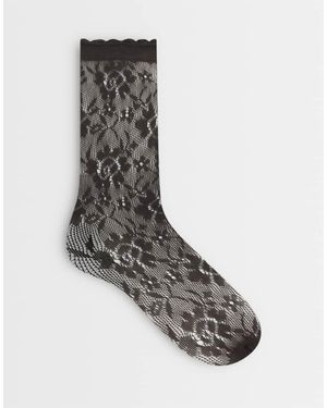 Vero Moda Calcetines Transparentes Con Borde Ondulado En Marrón Chocolate - Gris