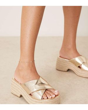 Asos Design Wide Fit Cuñas Doradas Con Diseño De Tiras Cruzadas Toy De - Blanco