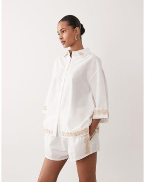 SNDY'S Pantalones Cortos Blancos De Talle Alto Con Aplicación Floral De Mezcla De Lino Y Algodón De (Parte De Un Conjunto)