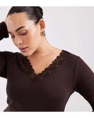 Vero Moda Top De Manga Larga Con Detalle De Encaje Y Cuello De Pico En Marrón Chocolate - Negro