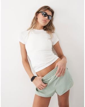 4505 Icon Woven Run Short With Zip Pockets - White